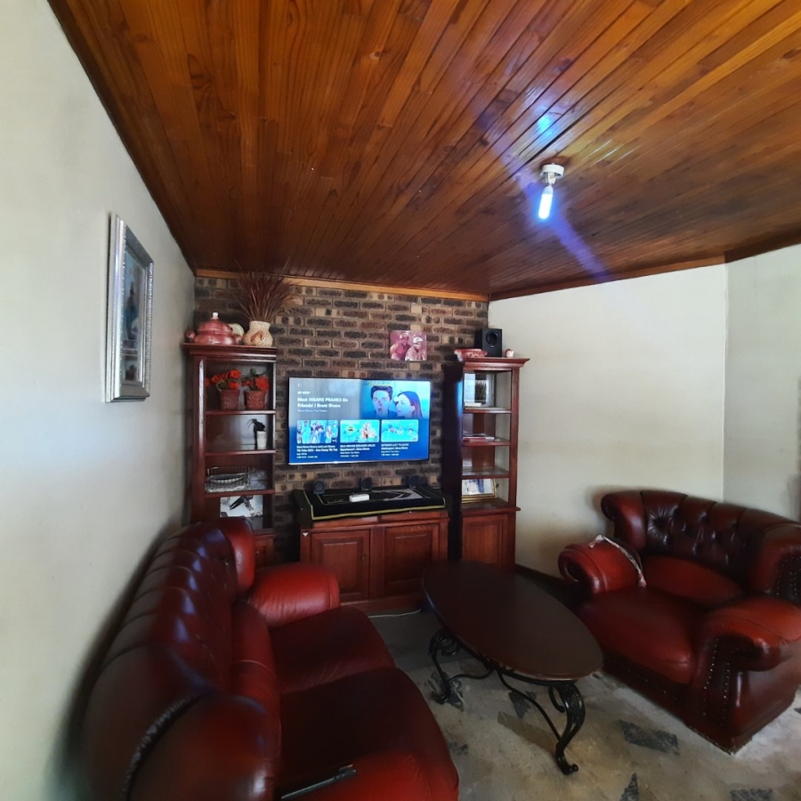 6 Bedroom Property for Sale in Lourierpark Free State